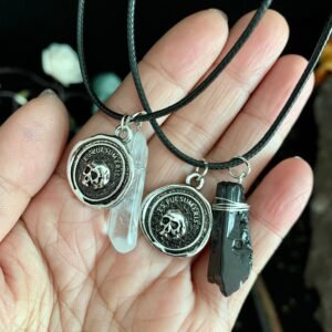 Skull and raw crystal Necklace Natural Crystal A Memento Mori ，Es fui sum eris，Witch Gothic Pagan Wiccan