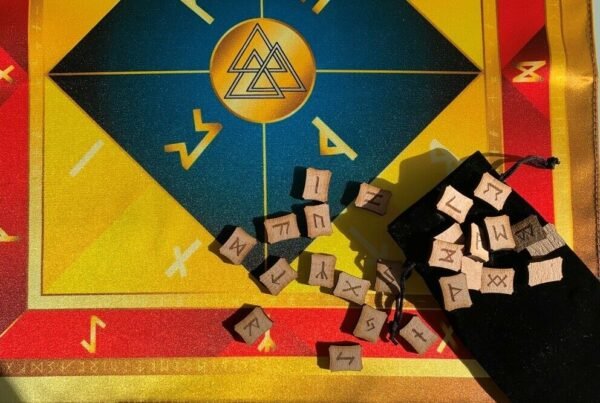 MagicunTarot Cloth~Starting runic set Scandinavian Fleece + Cloth